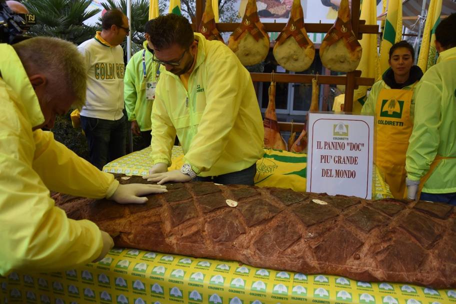 Nella giornata della Carne italiana è stato preparato ad Expo il panino con affettato più lungo del mondo per tentare il record assoluto. Saranno usati 100 kg di affettato doc e pane Altamura (1,5 quintali per 3 metri di lunghezza) (Omnimilano)
